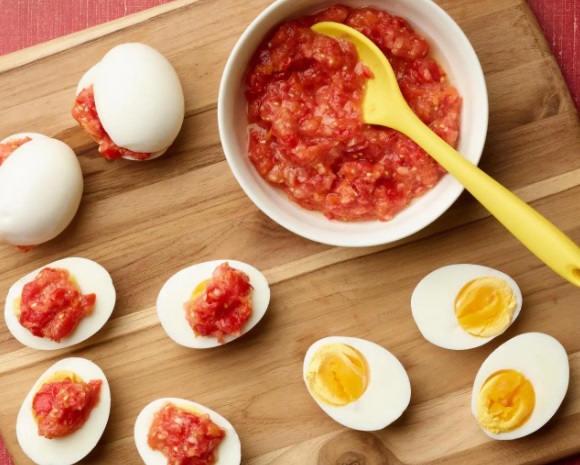 Boiled eggs with pepper sauce